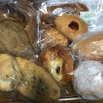 ボストンベイク - 福袋的なパン300円。
食パン、ポテトチリソース、くるみパン 他 全9点。