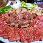 焼肉　大門 - 焼肉の盛り合わせ（上カルビ、上ロース、ミノ、ホルモン、地鶏）