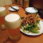 台所屋 がぶり - 生ビール ＆ お通し（揚げワンタン皮をトッピングした野菜サラダ；２人前）