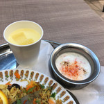 アナス ドーサ ビリヤニ - ラッシーとサラダ風な小皿。