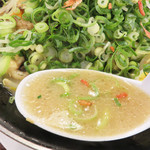 博多三氣 - スープは言わずもがな豚骨ラーメンスープです。
