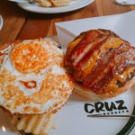 CRUZ BURGERS & CRAFT BEERS - ベーコンチーズエッグ