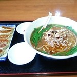 台湾料理 四季紅 - 台湾味噌ラーメン ＋ 焼き餃子 セット800円