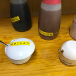 長浜ナンバーワン 長浜店 - 好みで使う調味料たち