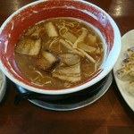 徳島ラーメン 麺王 - チャーシュー麺(ネギ抜き)と餃子セット