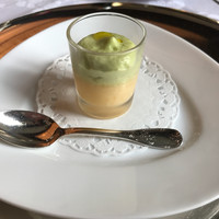 マダム・トキ - レモン風味のプリンにアボカドムース