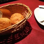 サーラ・マンジェ・ドゥ・クール  - パン