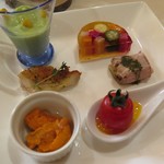 中札内田舎鶏の香草焼き、季節の野菜の摺り流し、野菜の出汁ゼリー寄せ、樽前山湧水豚の焼き茄子巻き、海水雲丹、道産チーズのトマト射込み　人参ソースで