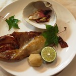 道産キンキを一夜干しにしうまみをひきだし焼き上げる、地元苫小牧産北寄貝をまるごと貝焼きに