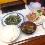 餃子の王将 - 餃子一人前定食(¥432)大盛(+¥50)
            & 肉ニラ炒め(¥518)  計 ¥1,000
            これだけ食べて¥1,000ポッキリは素晴らしいCPである。ただ、調子に乗ってちょっと食べ過ぎた⁉︎
