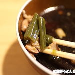 手打うどん 松屋 - 煮込まれた鶏肉とネギ