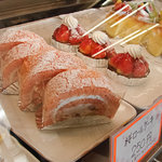 ペリゴール - ショーケース内（手前：季節限定の桜ロール）