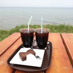 GAKE - 2017年5月：海を見ながらアイスコーヒーとガトーショコラ。写真は一人1枚までだそうです。