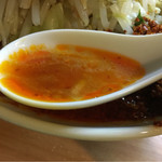 豚星。 - スープは辛ラーメンってだけかもあって辛い。
      初っ端むせる。
      
      が、後から旨味と甘味が追っかけて来る。
      
      コレは美味しい。
      
      