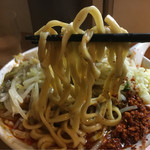 豚星。 - オーションガツンと来る太麺。
      
      茹ではカタメでコレはかなり美味しい！！！
      
      二郎よりも高評価ってのもわかる。
      
      