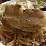 豚星。 - ブタ  極暑でアブラトロトロの赤身ホロホロで味も旨味甘味コクしっかりあって美味しい！！！
      
      ラーメンにはコレが2枚入る。
      
      