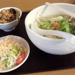 Baan Khun Mae - ランチセットメニュー「ブタラーメン」(880円)