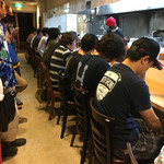 豚星。 - 23:00で14席埋まって、12人の背後霊。本来は22:00迄の営業が、常連の為に延長してるとかで。だからか、回転も速く20分程度で座れた。
      しかもしっかり連席での案内。御心使いに感謝！
      
      
      
      