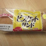 リョーユーパンハーフプライスベーカリー - ビスケットサンド３８円。
            
            香ばしいビスケット生地でミルク風味クリームを挟んであります。
            