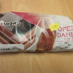 リョーユーパンハーフプライスベーカリー - オペラデニッシュ３６円。
            
            チョコレート風味のデニッシュにチョコレート風味クリームとアーモンド風味クリームをサンドしてあります。