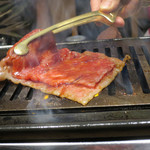 焼肉 うしみつ - 焼きすき　サーロインの上にトモ三角