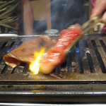 焼肉 うしみつ - 焼きすき　サーロインの上にトモ三角