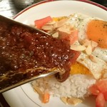 カレー屋アカマル - 2017/8 牛すじトマトベース炙りチーズカレー￥１２８０、ご飯大盛り￥１００、目玉焼き￥１５０、ハートランドビール￥５００