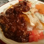 カレー屋アカマル - 2017/8 牛すじトマトベース炙りチーズカレー￥１２８０、ご飯大盛り￥１００、目玉焼き￥１５０、ハートランドビール￥５００