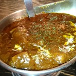 カレー屋アカマル - 2017/8 牛すじトマトベース炙りチーズカレー￥１２８０、ご飯大盛り￥１００、目玉焼き￥１５０、ハートランドビール￥５００