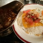 カレー屋アカマル - 2017/8 牛すじトマトベース炙りチーズカレー￥１２８０、ご飯大盛り￥１００、目玉焼き￥１５０、ハートランドビール￥５００