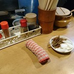平澤かまぼこ - お通し的なきんぴらと漬物
