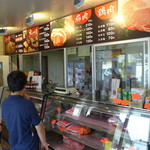 和気精肉店 - 精肉も勿論人気。