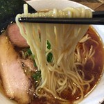 BASSO - 「つるん」とした喉ごし良い、滑らかな「多加水中太ストレート麺」を使用