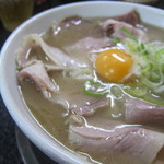 佐賀ラーメン いちげん。 - 生卵入りラーメンのアップ