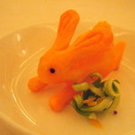 Taori - 海老の炒め物に添えられていた飾りのウサギ