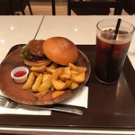 カフェ  メレンダ - ハンバーガーとアイスコーヒー。
      合計で税込1200円。
      美味し。