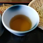 二八そば ひらい - 【2017.8.6(日)】手挽き二八そば(並盛)1,000円の白スープ