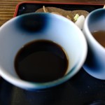 二八そば ひらい - 【2017.8.6(日)】手挽き二八そば(並盛)1,000円の黒スープ