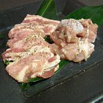 四季の家 - 『焼肉5種盛り合わせ』の、左から三元豚カルビ、知床鳥（塩で頼みました）