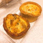 べべのおそうざい - 新じゃがとチキン370円、ドライトマトとブルーチーズ380円