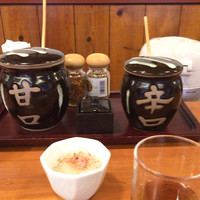 とんかつ まい泉 青山本店 - 甘口 vs 辛口   睨み合っている