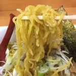 麺や 琥張玖 - 中ぐらいの縮れ麺