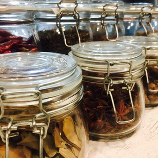 現地の本格スパイスで本場の味を堪能。厳選野菜を使った前菜も◎