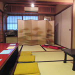 お茶屋 つるや - 店内は掘りごたつ式カウンターと座卓