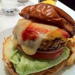 エアーズ バーガー カフェ - チェダーとゴーダ、2つのチーズを使ったチーズバーガー（1080円）