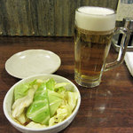 炭市場 どんどこ  - 生ビールにお通しのキャベツ