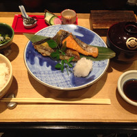 銀座米料亭 八代目儀兵衛 - 季節の焼き魚の二種盛り 銀シャリ御膳 1,520円税込
                この日は、シャケとホッケ。
                