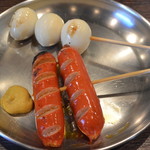 串カツの中村屋 - 串焼き（赤ウィンナー・うずら卵）