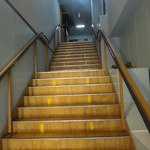 食堂はこの急な階段を上がる