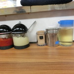 家系ラーメン 近藤家 - 調味料(生姜は頼むと冷蔵庫から出してくれます)